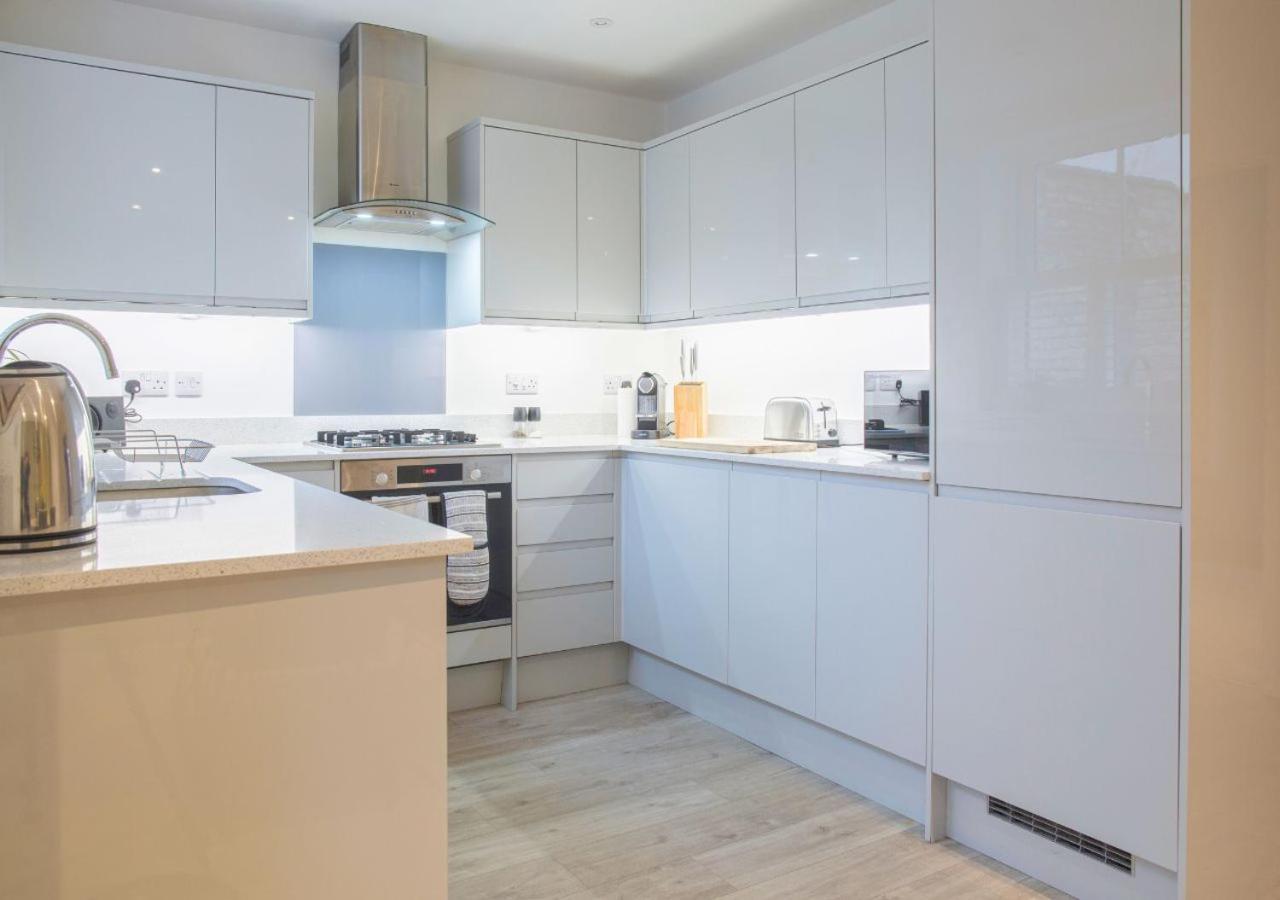 Stunning 2 Bed With Private Patio And Free Parking Villa Cheltenham Exterior photo