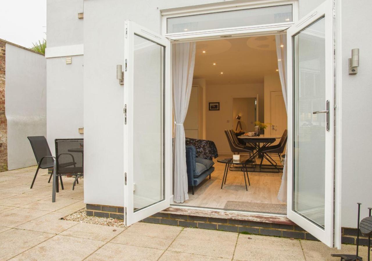 Stunning 2 Bed With Private Patio And Free Parking Villa Cheltenham Exterior photo