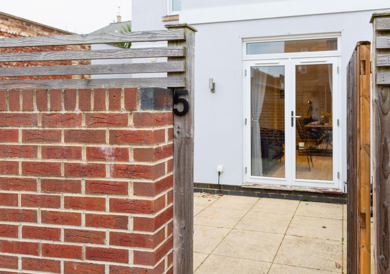 Stunning 2 Bed With Private Patio And Free Parking Villa Cheltenham Exterior photo