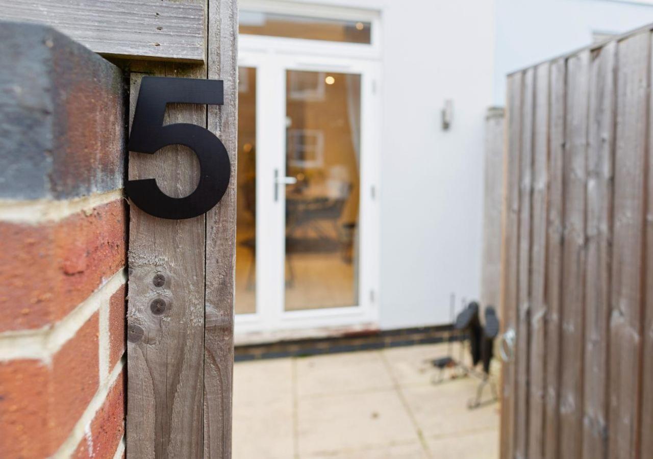 Stunning 2 Bed With Private Patio And Free Parking Villa Cheltenham Exterior photo