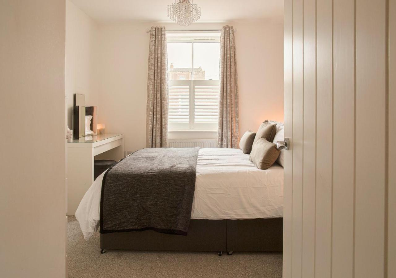 Stunning 2 Bed With Private Patio And Free Parking Villa Cheltenham Exterior photo