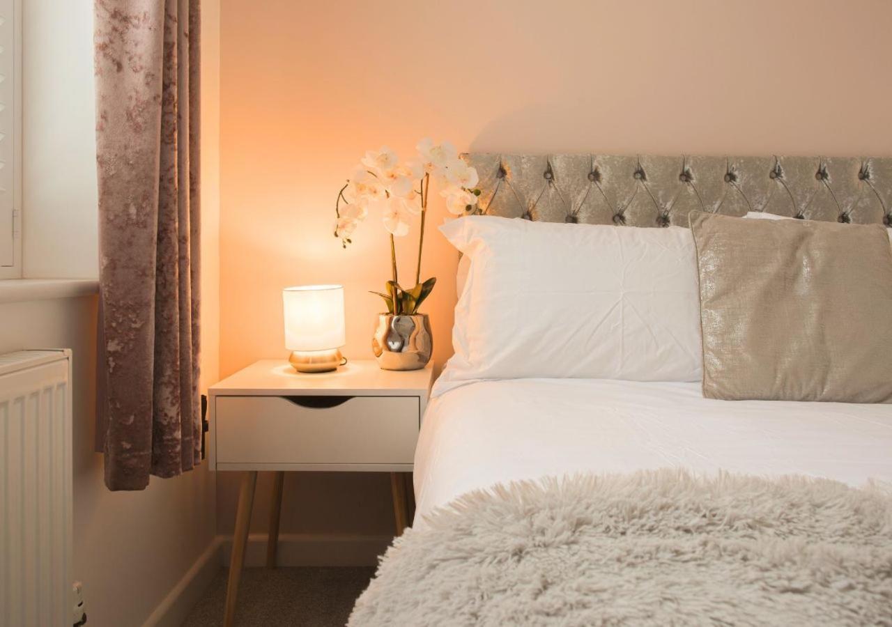 Stunning 2 Bed With Private Patio And Free Parking Villa Cheltenham Exterior photo