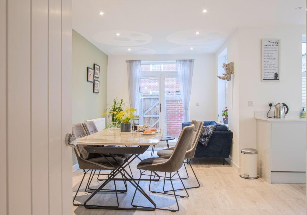 Stunning 2 Bed With Private Patio And Free Parking Villa Cheltenham Exterior photo