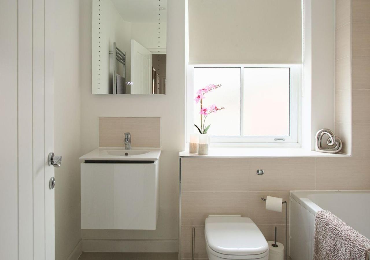 Stunning 2 Bed With Private Patio And Free Parking Villa Cheltenham Exterior photo