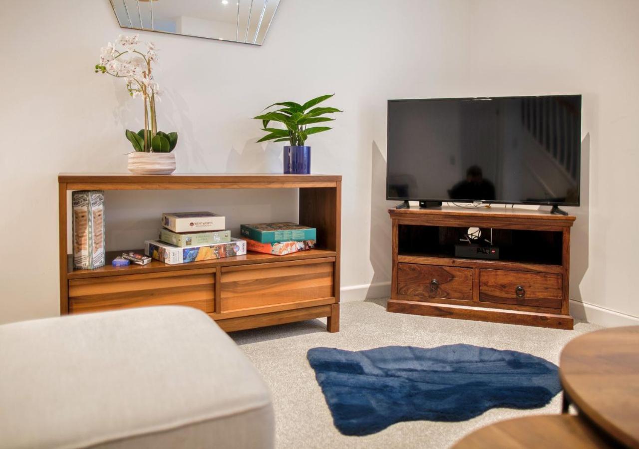 Stunning 2 Bed With Private Patio And Free Parking Villa Cheltenham Exterior photo