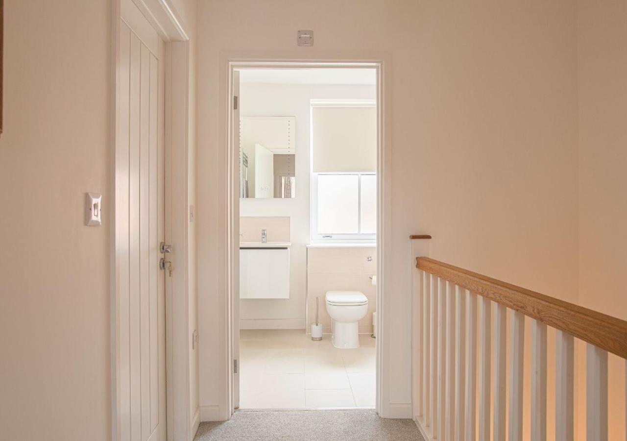 Stunning 2 Bed With Private Patio And Free Parking Villa Cheltenham Exterior photo